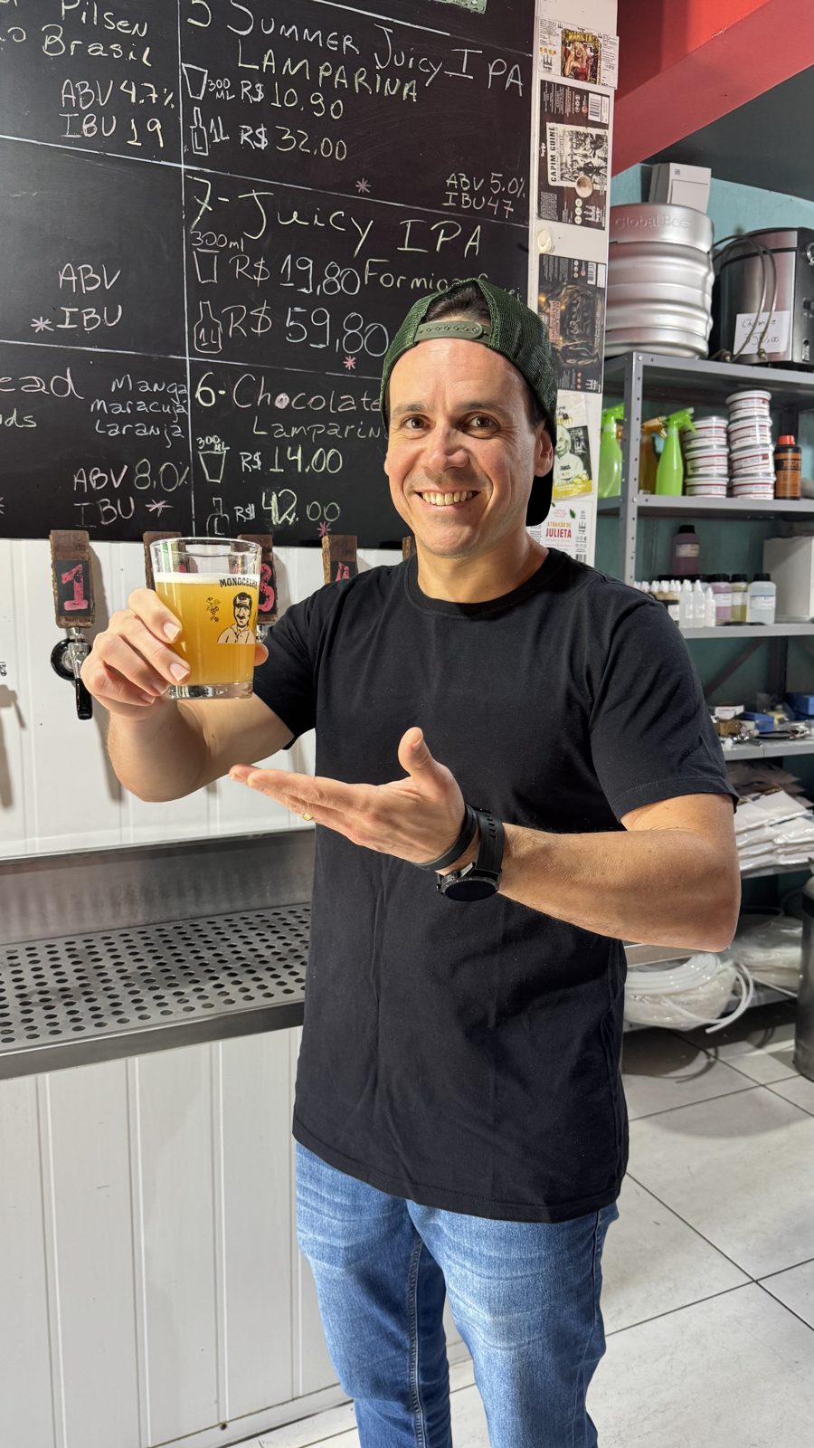 Ricardo brindando com cerveja